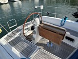 Dufour-325-Grand-Large-cockpit.jpg
